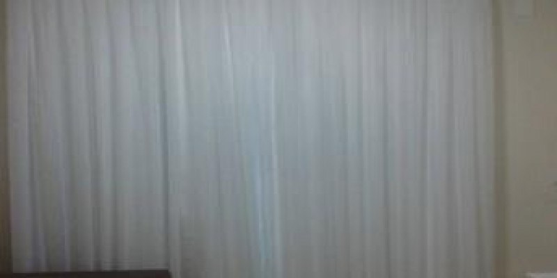 Cortina voil blackout no trilho suisso